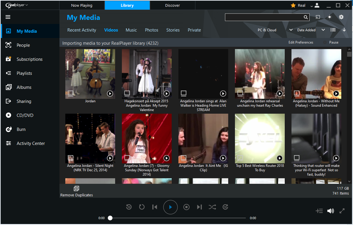 RealPlayer в тёмном режиме с медиатекой и панелью воспроизведения
