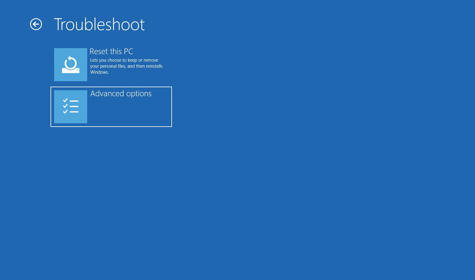 Раздел Troubleshoot в WinRE Windows 10 с пунктами Reset this PC и Advanced options