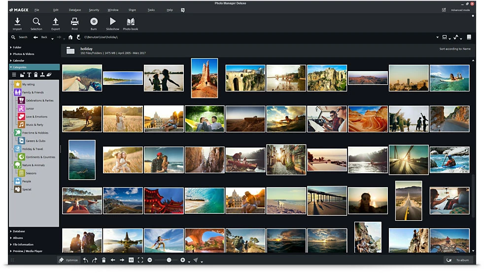 Тёмная тема MAGIX Photo Manager Deluxe с теми же разделами, сеткой миниатюр и включённым Advanced mode