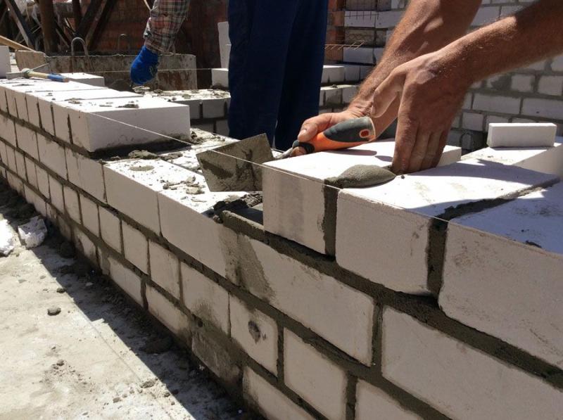 Кладка стены из силикатного кирпича по шнуру-причалке