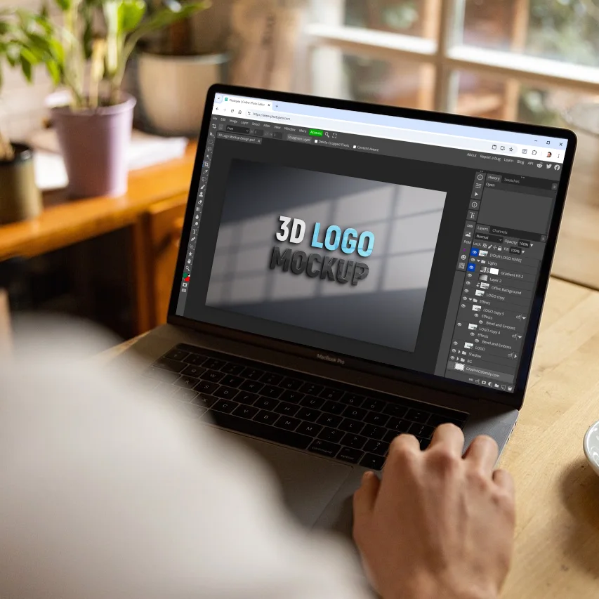 Интерфейс Photopea на ноутбуке с PSD-макетом и панелью Layers