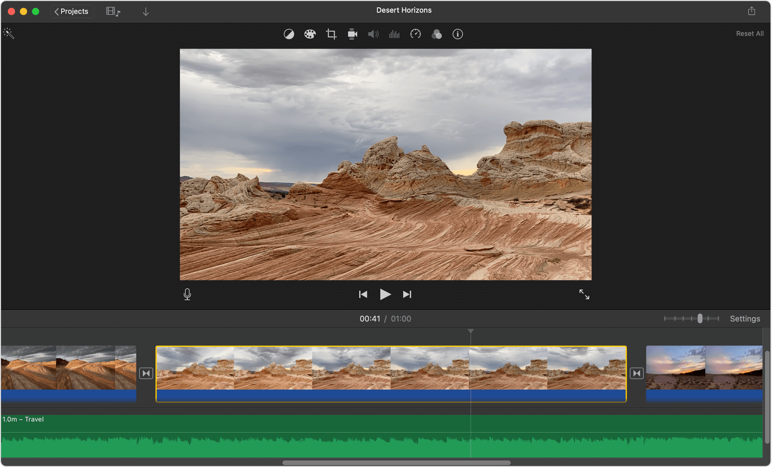 Интерфейс iMovie на Mac с окном просмотра и монтажной шкалой