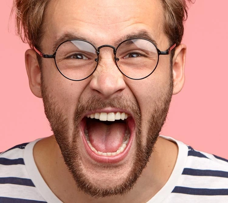 Исходный портрет с отражениями на очках перед обработкой в Photoshop