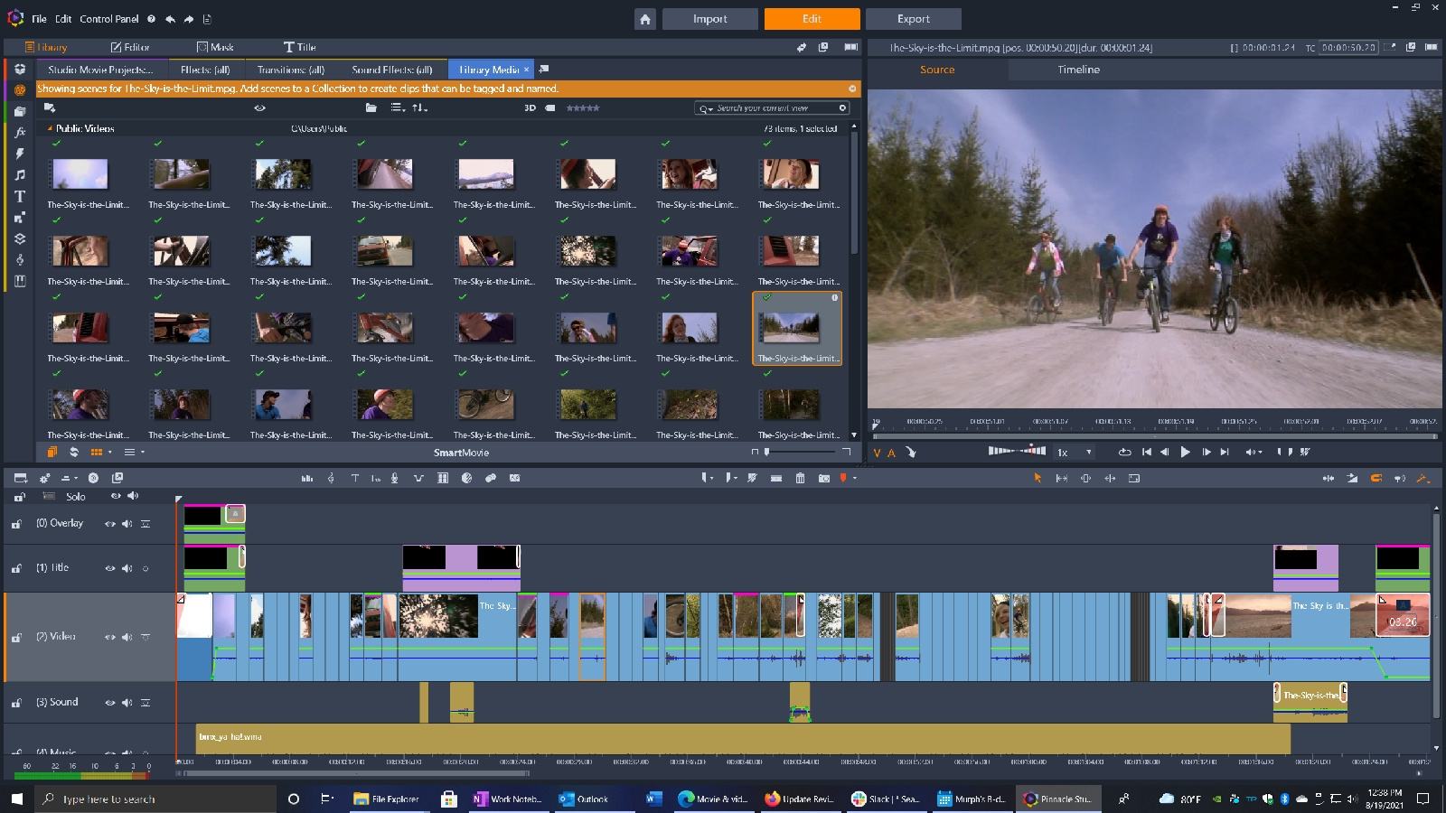 Интерфейс Pinnacle Studio с медиатекой, предпросмотром и многодорожечным таймлайном