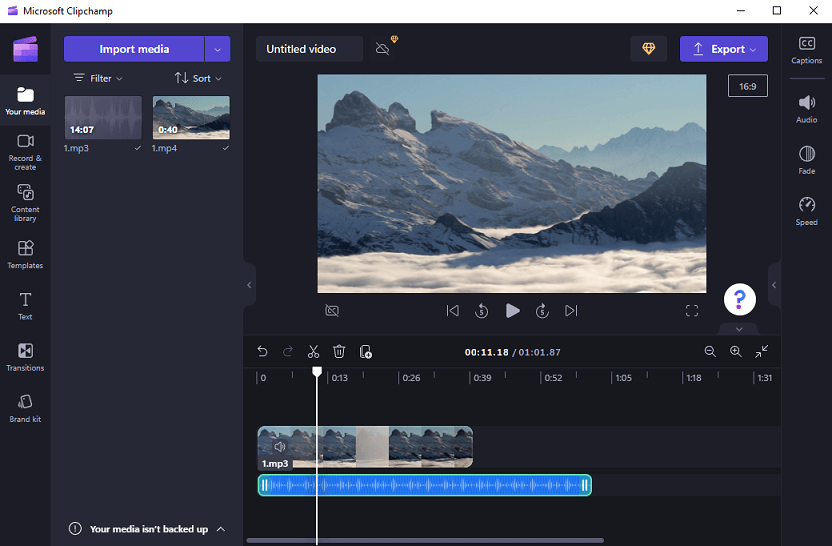 Интерфейс Clipchamp с медиатекой, окном просмотра и временной шкалой