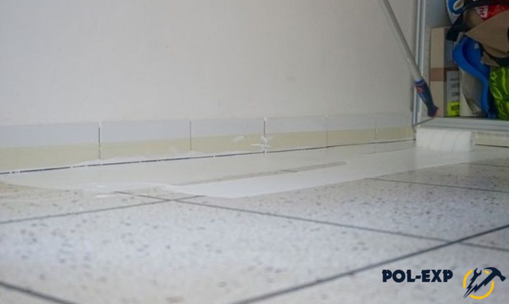 Процесс покраски напольной плитки