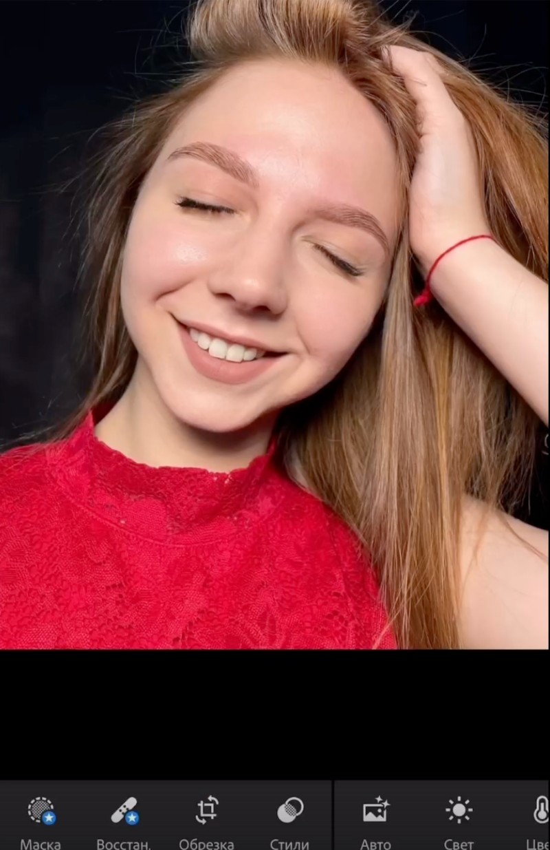 Фотография открыта в мобильном Lightroom