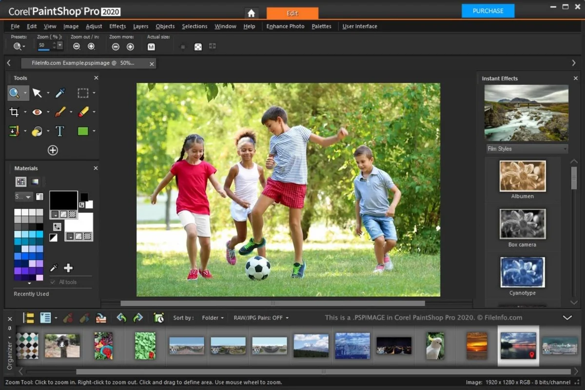 Интерфейс PaintShop Pro с фотографией детей и панелями редактирования