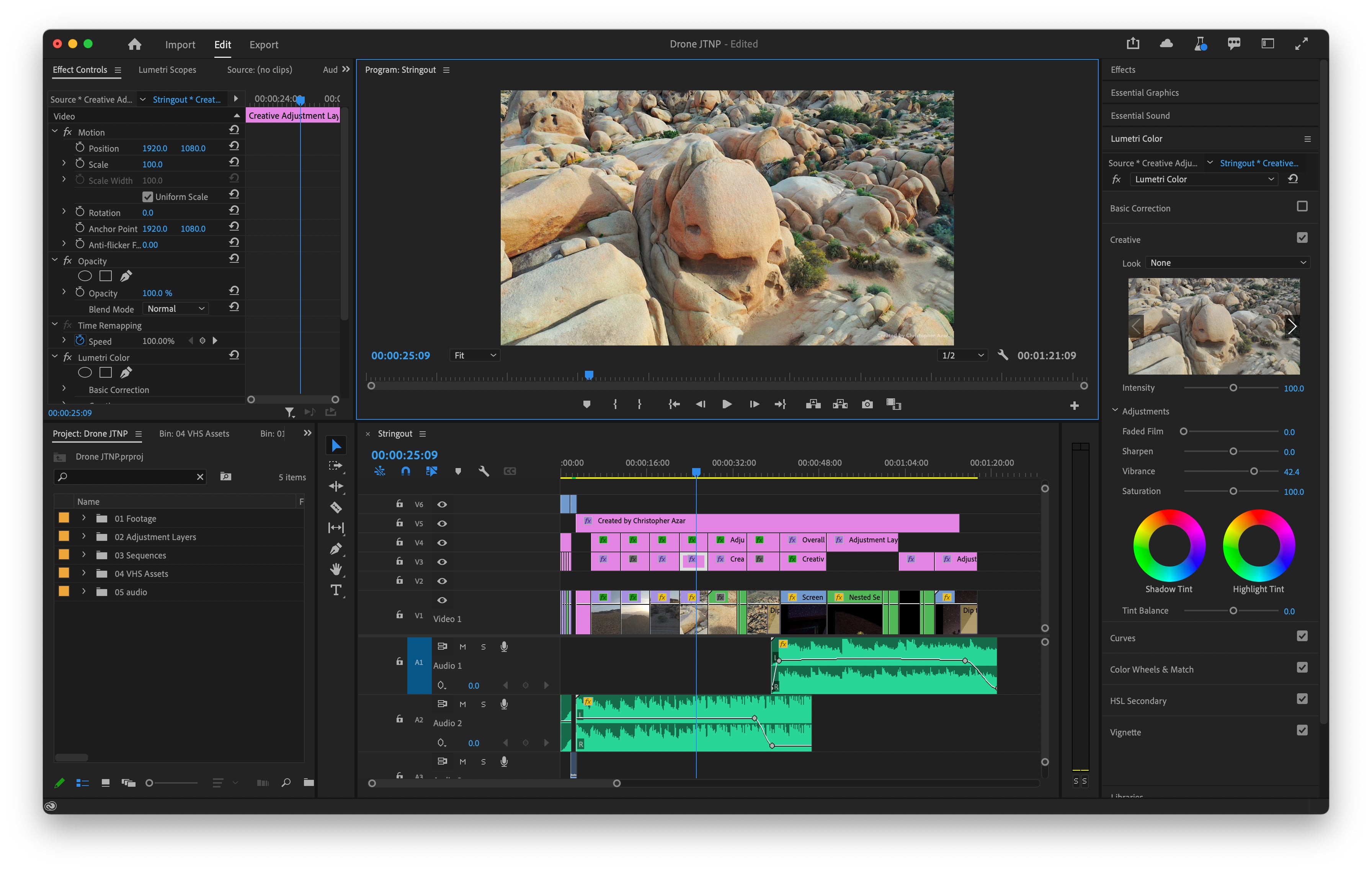 Интерфейс Adobe Premiere Pro с окном просмотра, панелями проекта и монтажным таймлайном