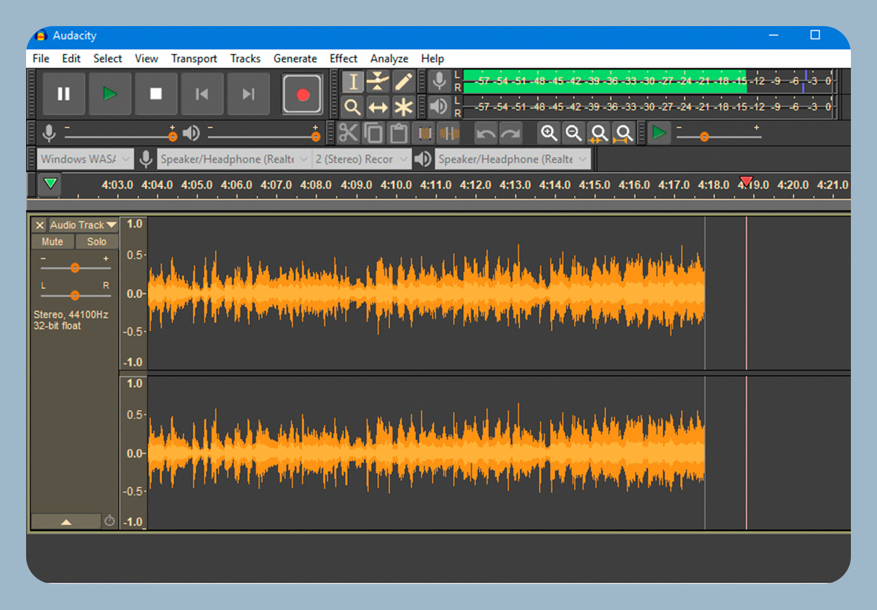 Интерфейс Audacity с волновой формой стереодорожки и панелью редактирования