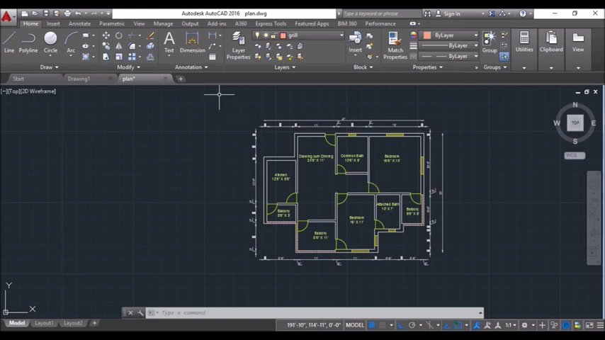 Интерфейс AutoCAD с двухмерным планом жилого дома и размерной геометрией