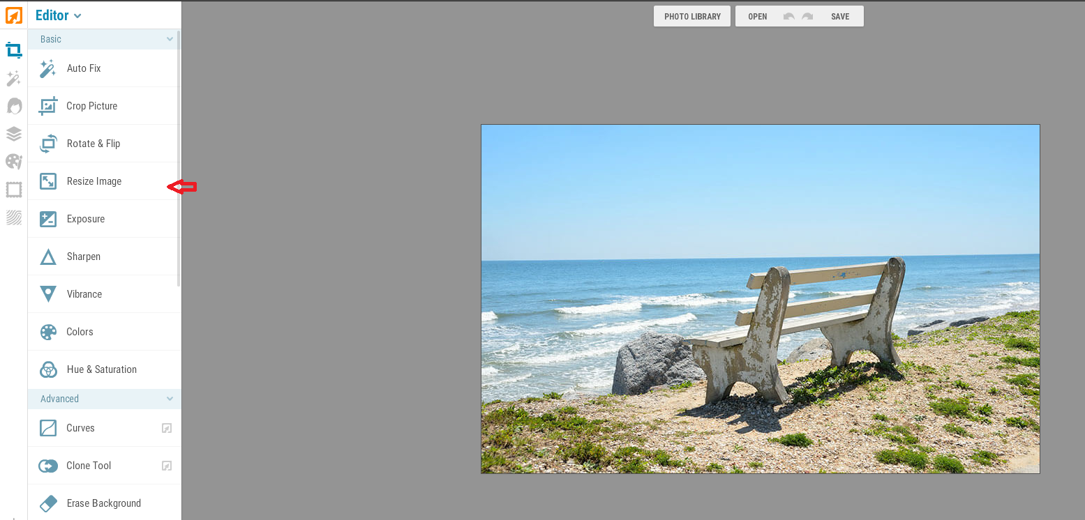 Инструмент Resize Image в iPiccy: панель Basic слева и открытая фотография в рабочей области