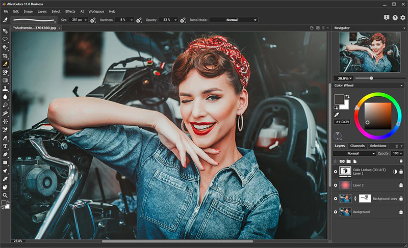 Редактирование фотографии в AliveColors с активной панелью Layers и корректирующим слоем Color Lookup