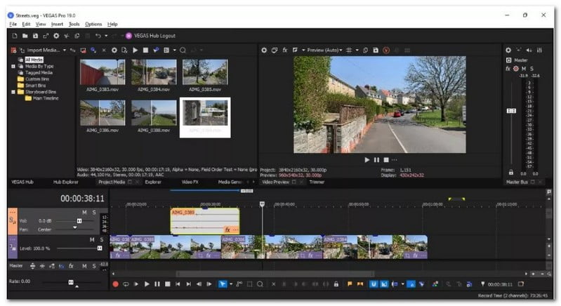 Рабочее окно VEGAS Pro с медиатекой, предпросмотром и многодорожечной временной шкалой