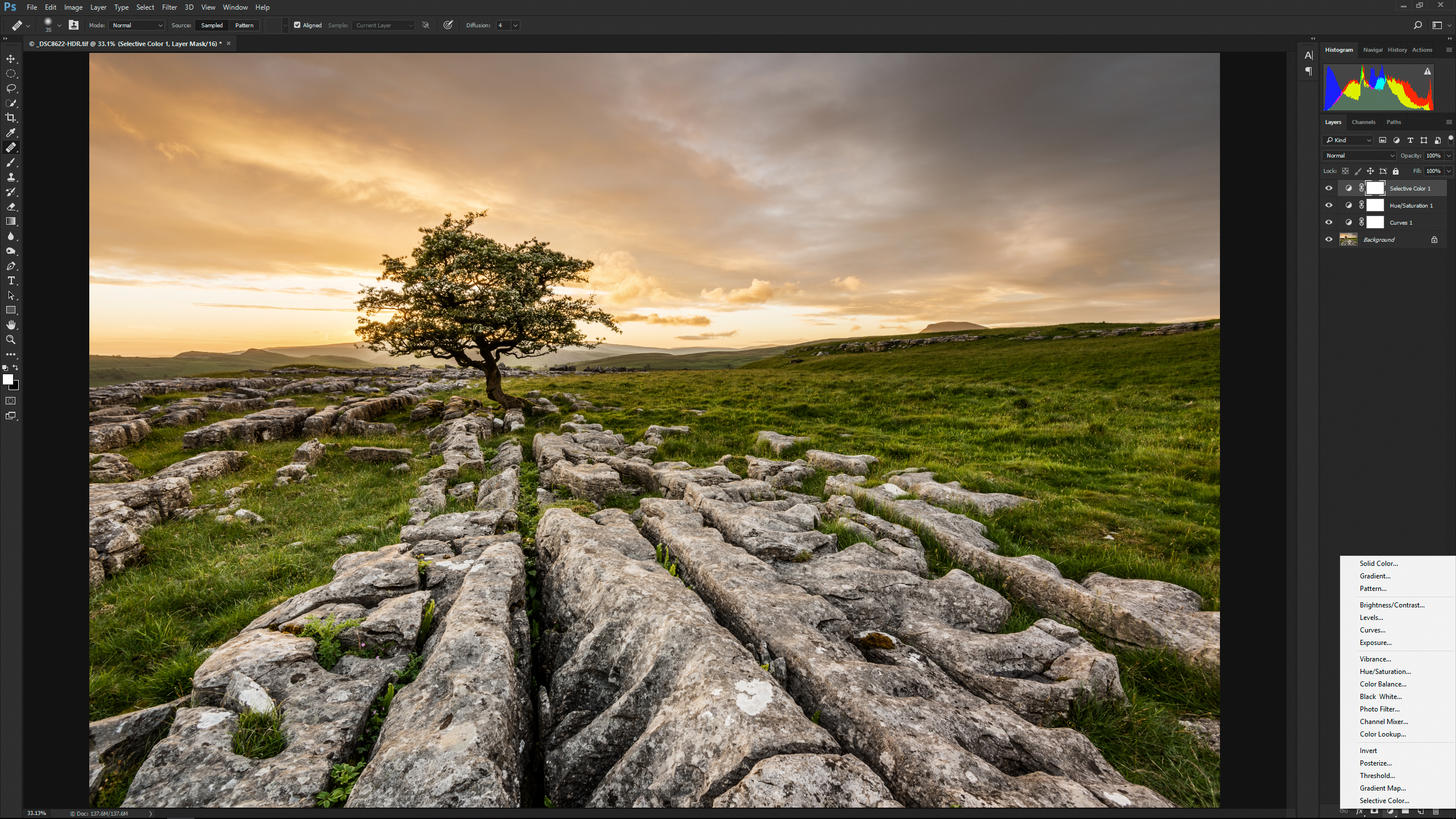 Интерфейс Adobe Photoshop с пейзажной фотографией и корректирующими слоями