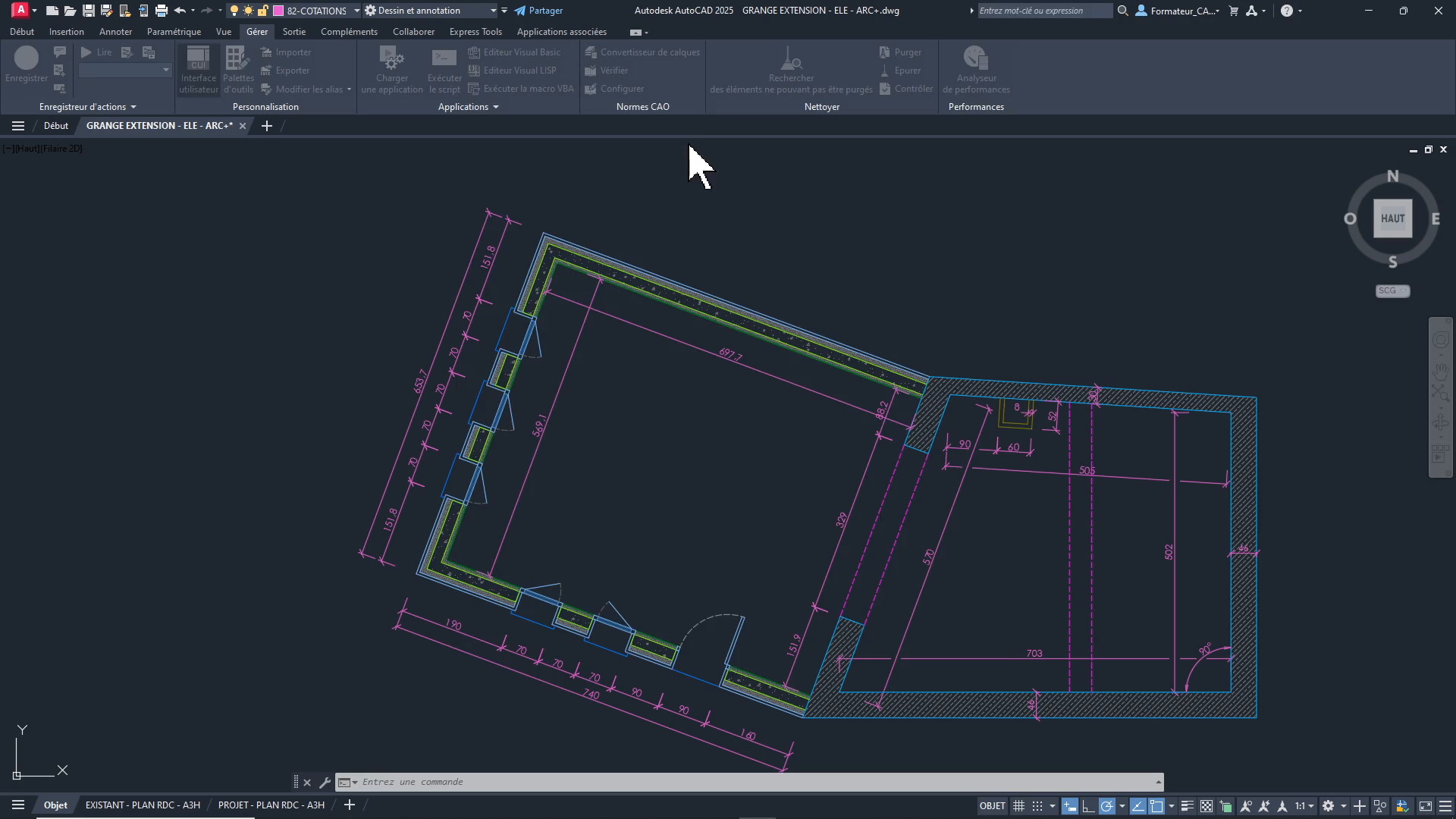 Интерфейс AutoCAD с 2D-планом и размерами