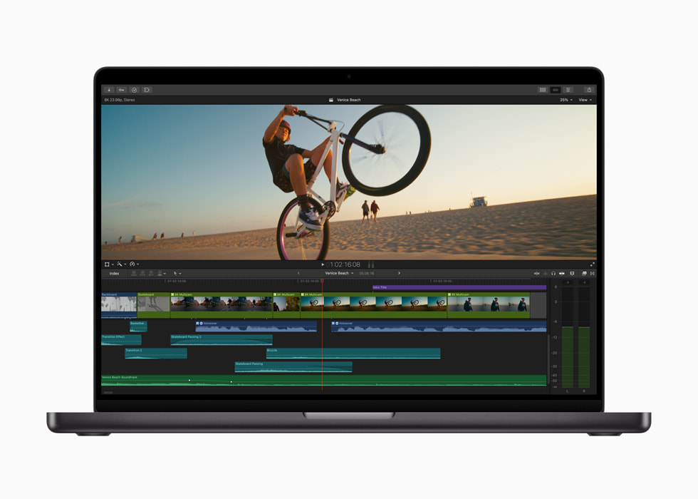 Интерфейс Final Cut Pro с видеомонтажной шкалой и отдельными аудиодорожками
