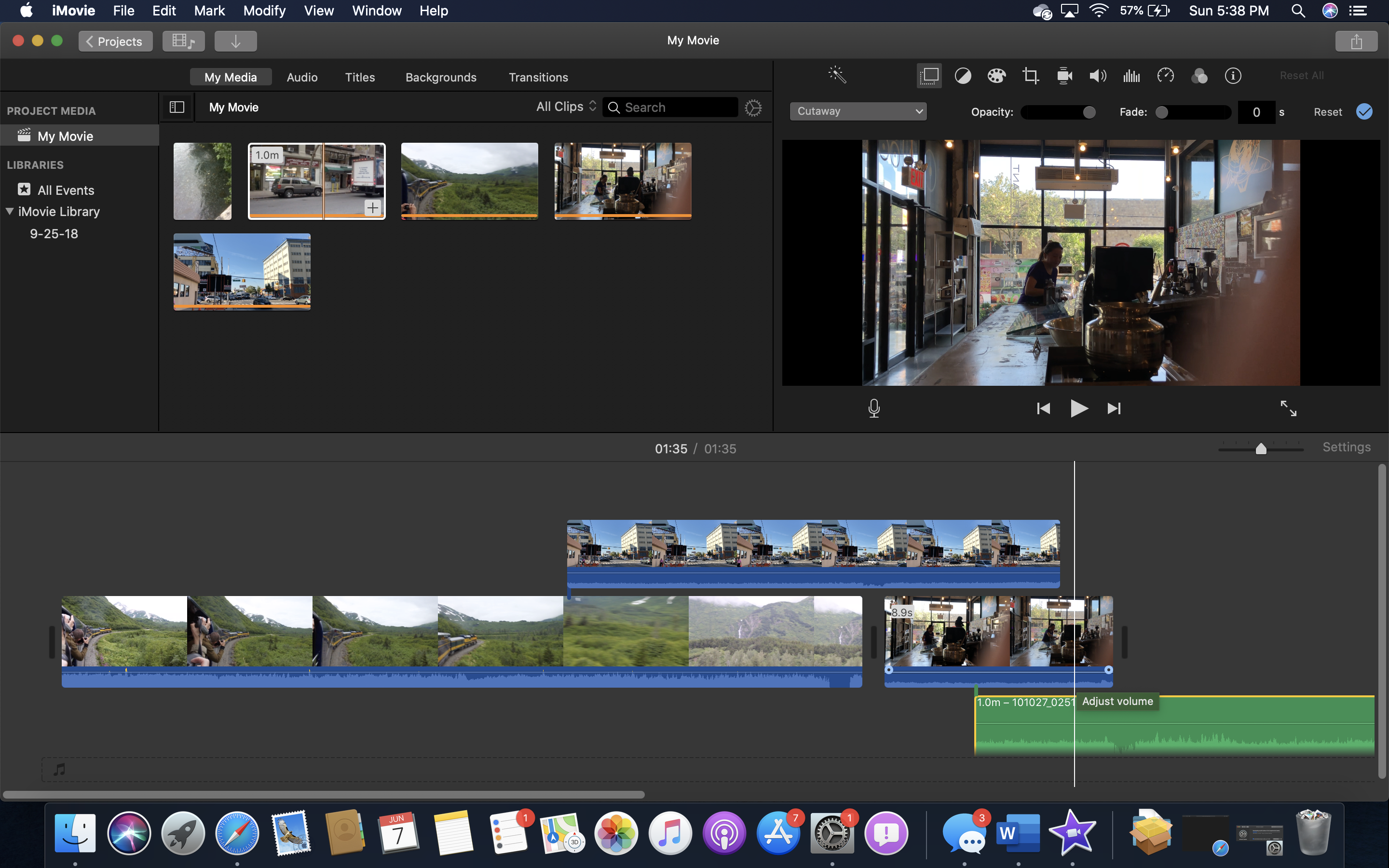 Интерфейс iMovie с медиатекой, предпросмотром и таймлайном