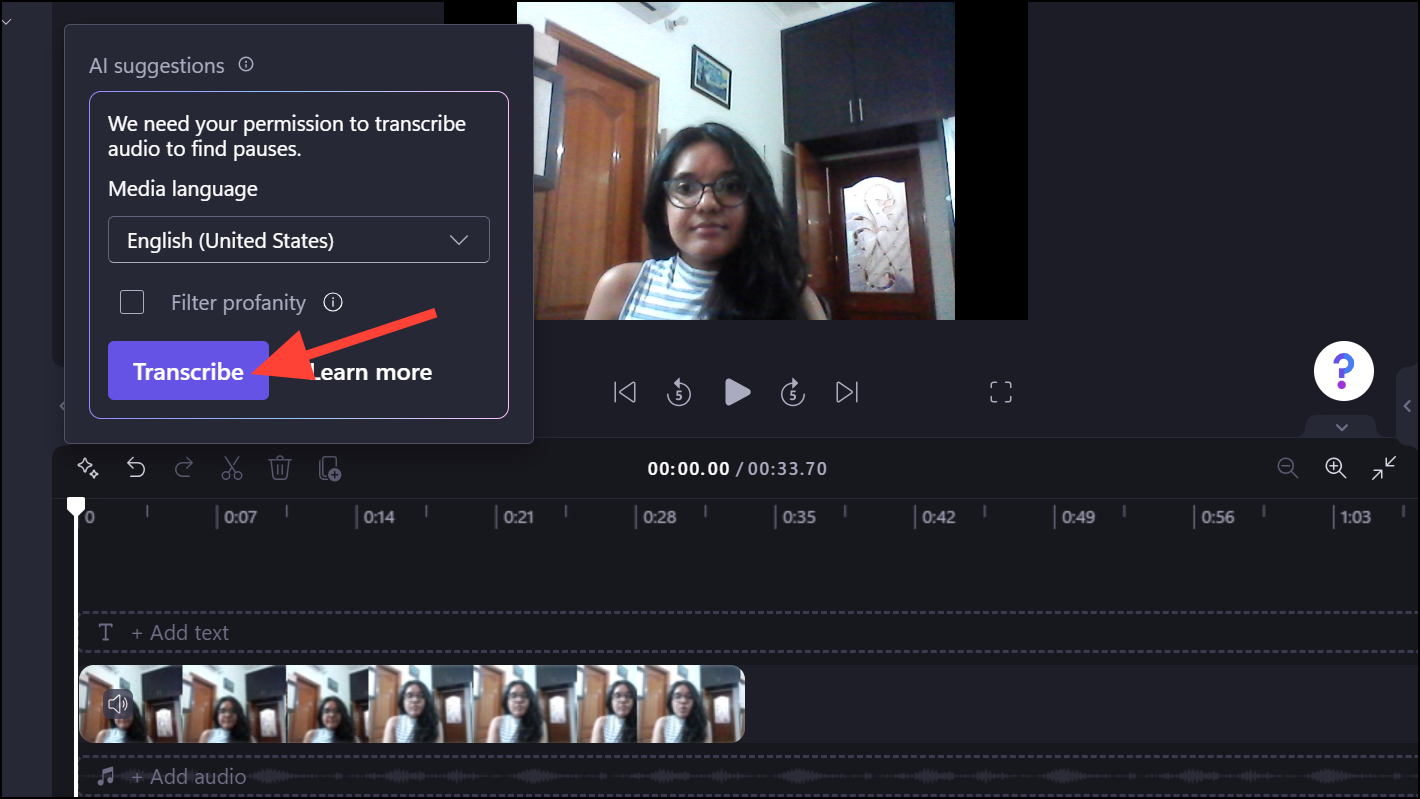 Clipchamp: выбор языка и кнопка Transcribe для поиска пауз