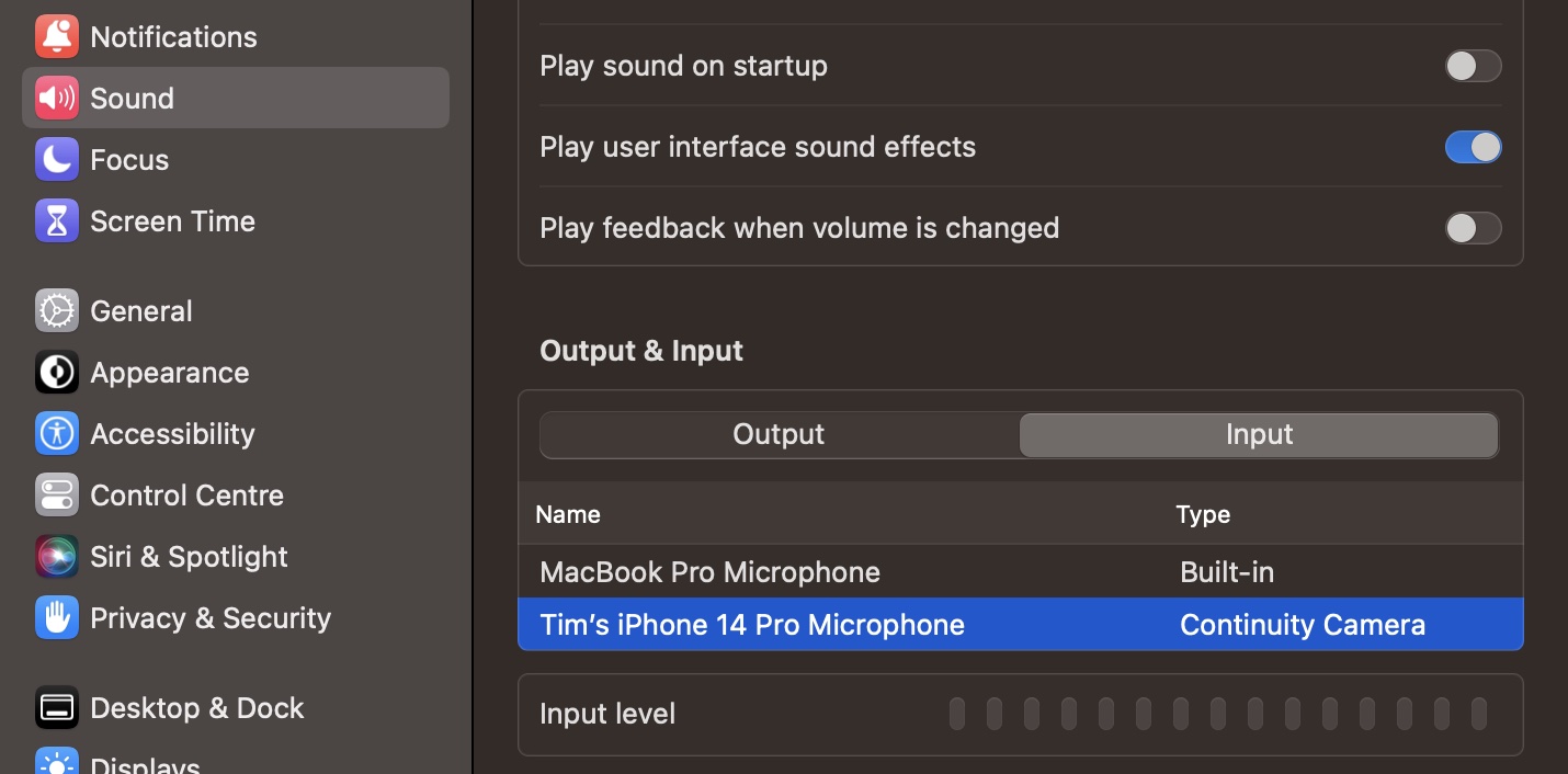 Настройки Sound в macOS с iPhone, выбранным как микрофон Continuity Camera