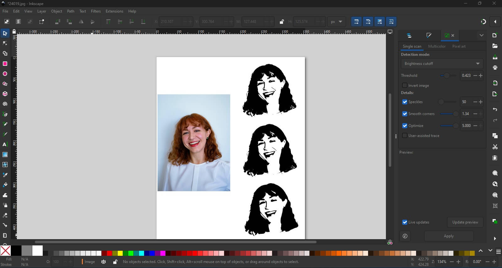 Inkscape с результатами Trace Bitmap рядом с исходной фотографией
