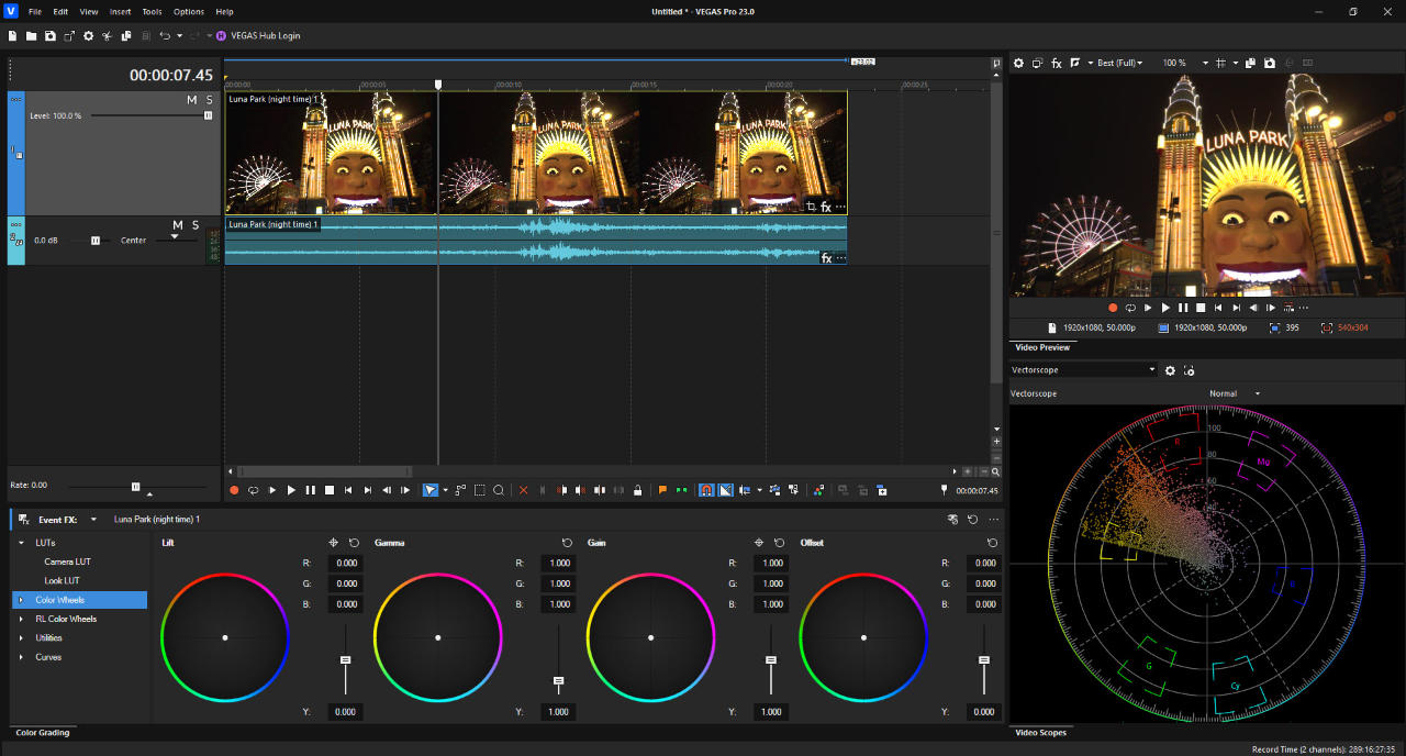 Интерфейс VEGAS Pro с таймлайном и панелью цветокоррекции