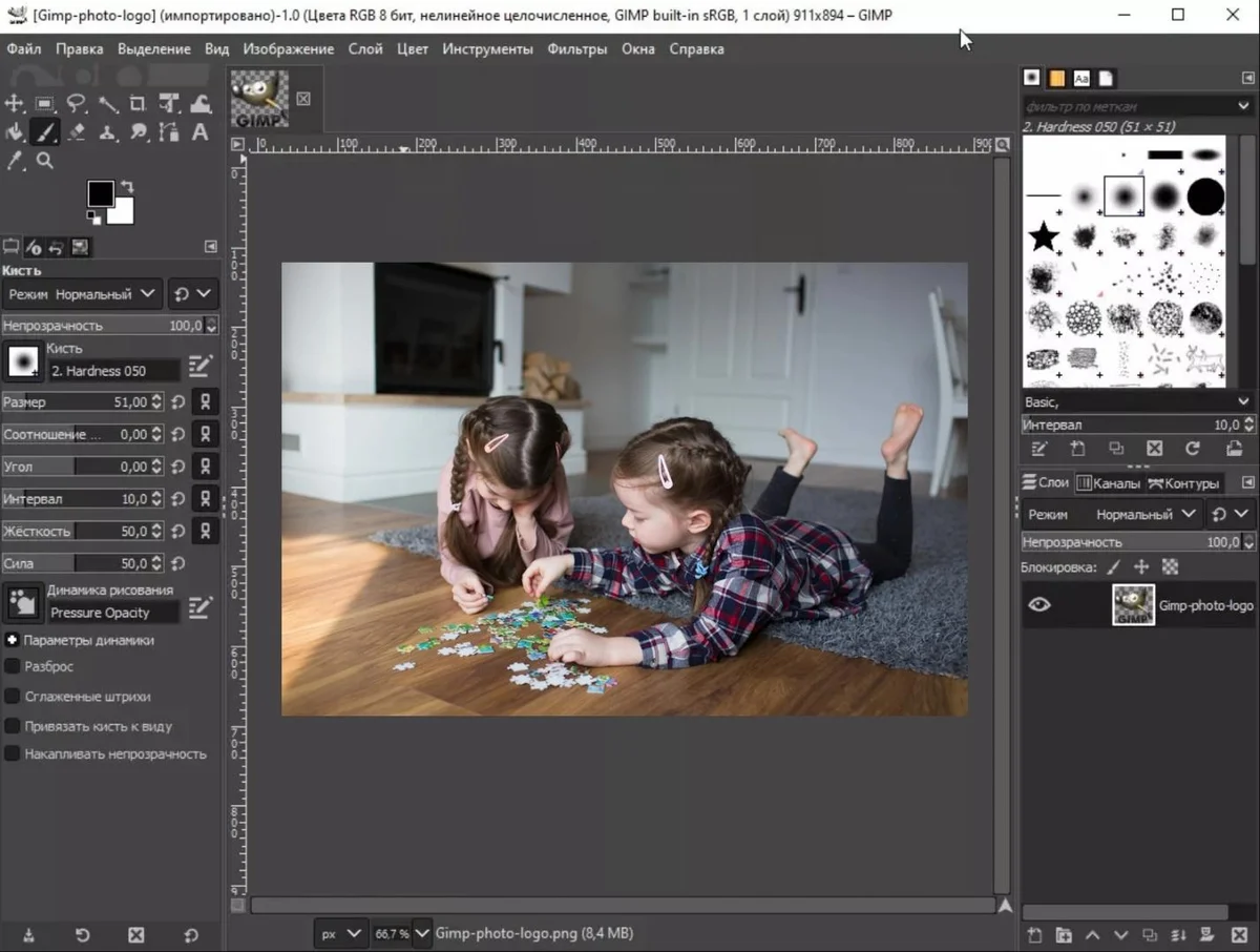 Интерфейс GIMP с детской фотографией, кистями и панелью слоёв